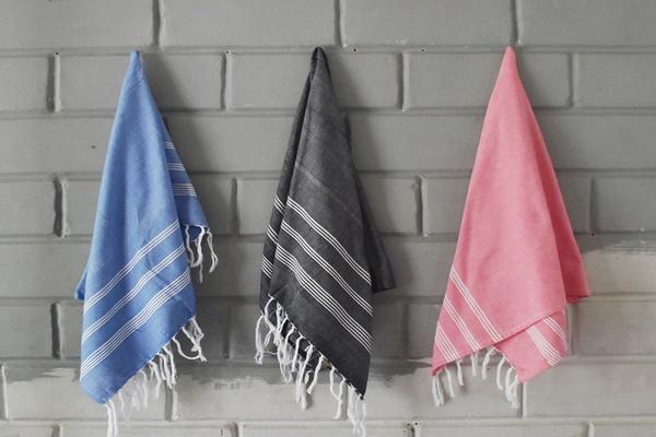 COLORED KITCHEN TOWEL WITH TASSLE